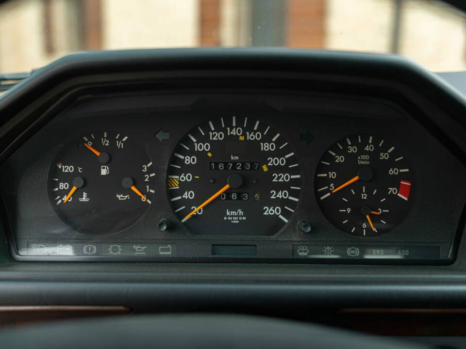 Obraz 40/49 pojazdu Mercedes-Benz 320 E (1993)