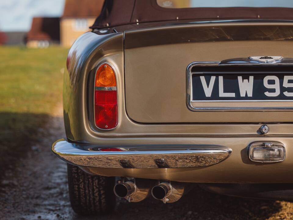 Image 17/99 of Aston Martin DB 6 Volante (1968)