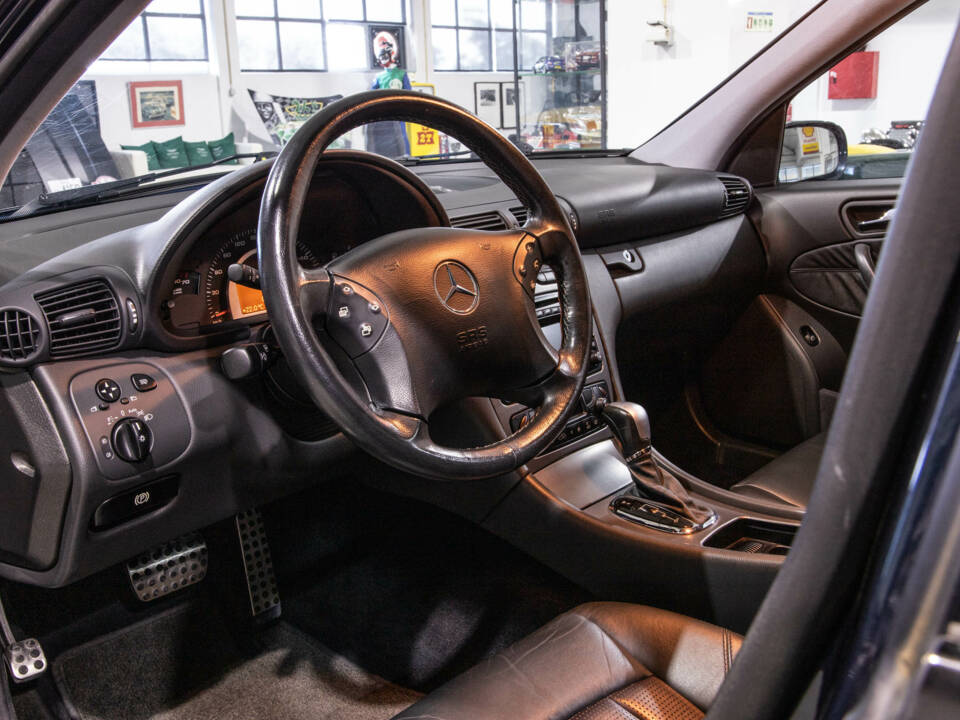 Bild 14/18 von Mercedes-Benz C 32 AMG (2001)