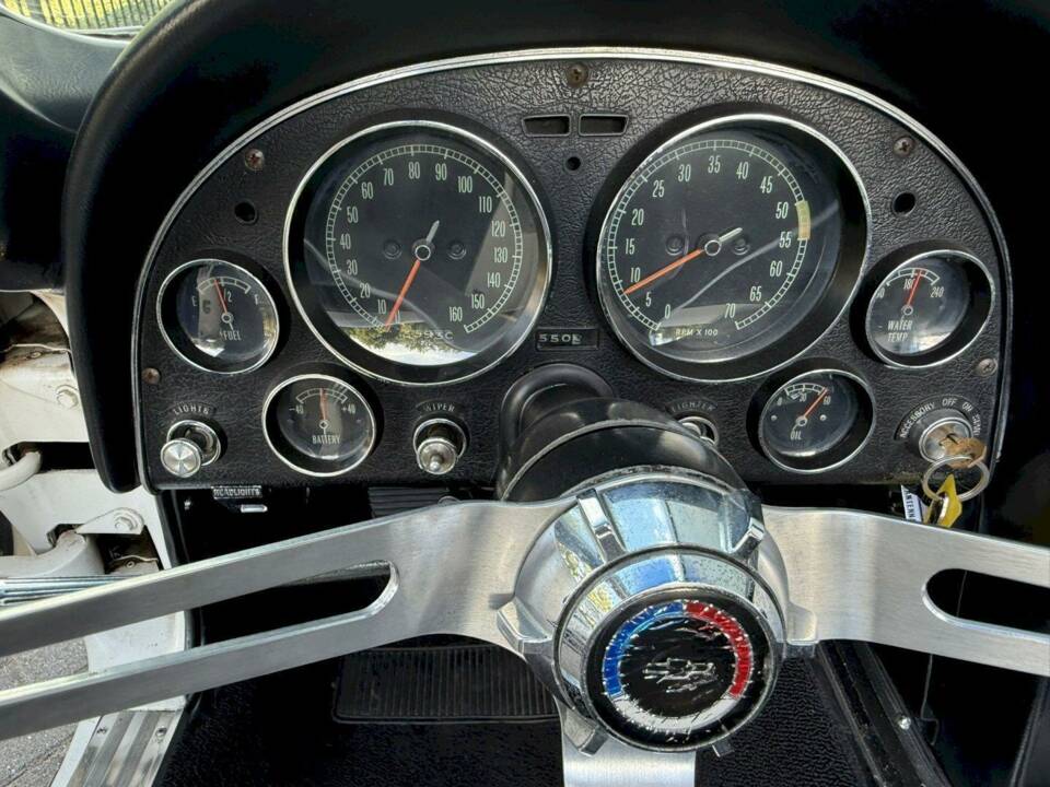 Image 13/34 of Chevrolet Corvette Sting Ray Convertible (1965)