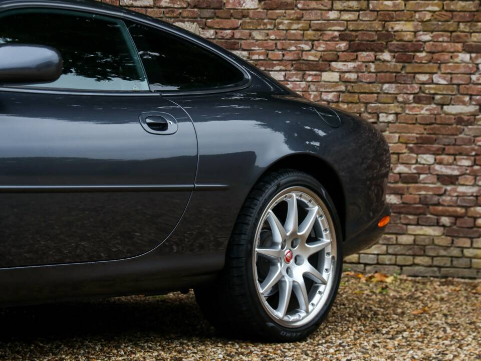 Immagine 19/50 di Jaguar XK8 4.0 (2002)