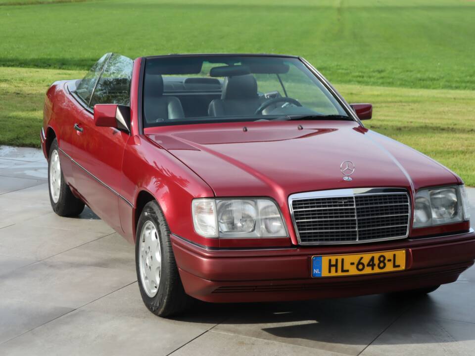 Image 15/50 of Mercedes-Benz E 220 (1994)