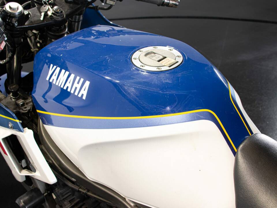 Image 48/50 of Yamaha FZ 750 (1986)