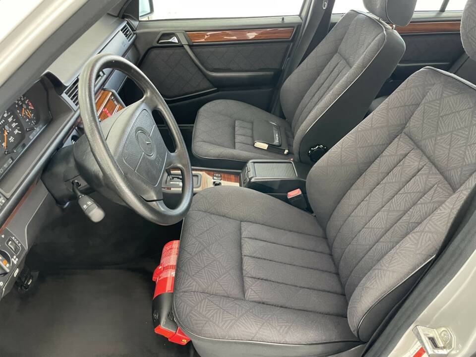 Immagine 8/32 di Mercedes-Benz E 200 (1994)