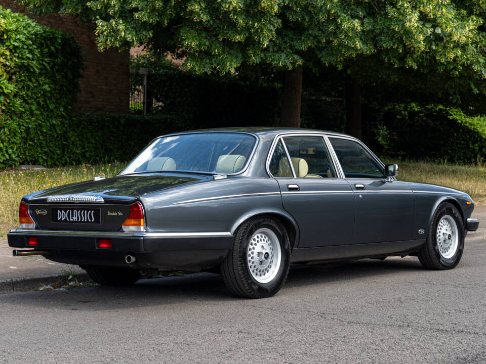 Image 3/23 of Daimler Double Six (1992)