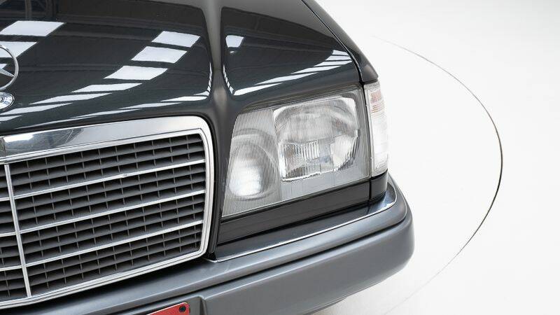 Bild 11/15 von Mercedes-Benz E 220 (1994)