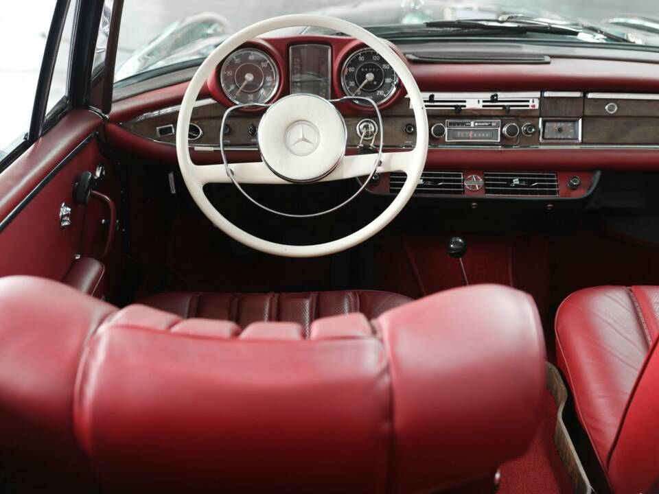 Image 29/50 of Mercedes-Benz 220 SE b (1962)