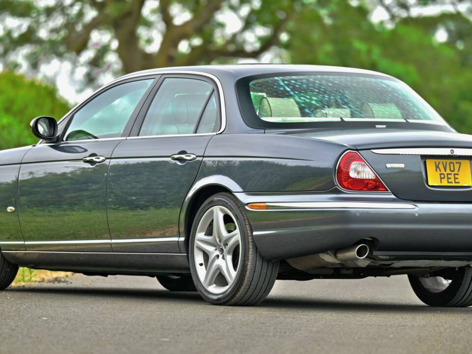 Image 16/50 of Jaguar XJ 8 4.2 (2007)