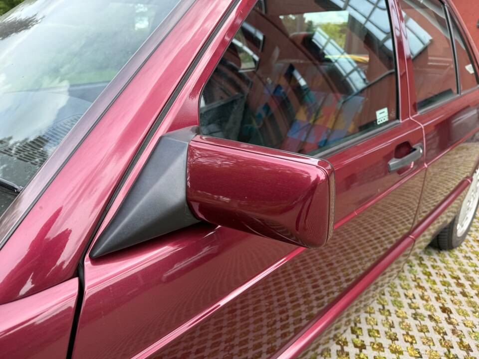 Image 6/40 of Mercedes-Benz 190 E (1982)