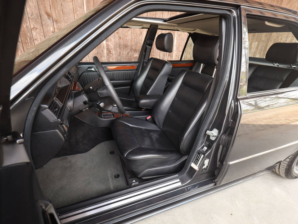 Bild 10/98 von Mercedes-Benz 300 E-24 (1992)