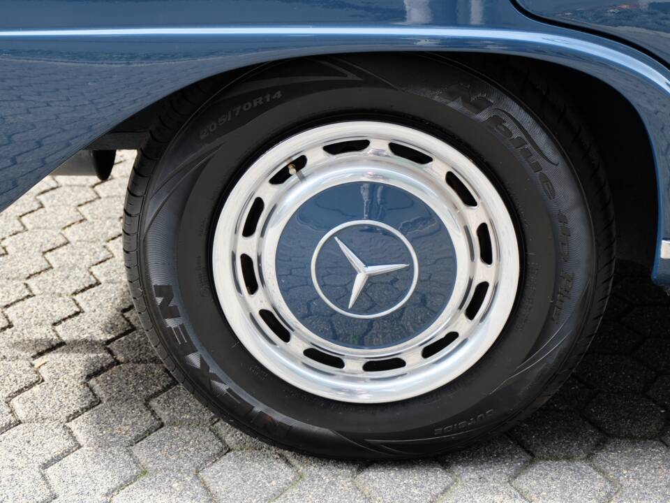 Image 50/76 de Mercedes-Benz 220 S b (1963)