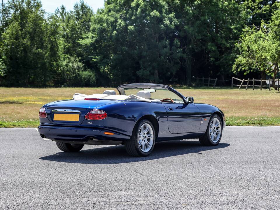 Image 22/36 of Jaguar XK8 4.0 (2001)