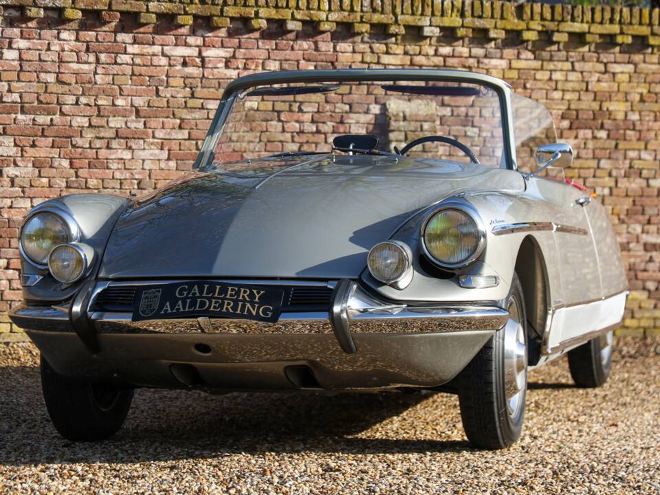 Image 43/50 of Citroën DS 21 Chapron (1963)