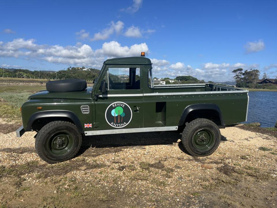 Image 7/7 of Land Rover 110 (1989)
