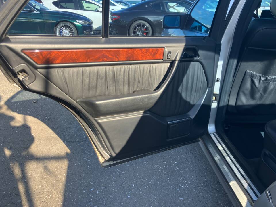 Immagine 36/44 di Mercedes-Benz E 500 (1993)