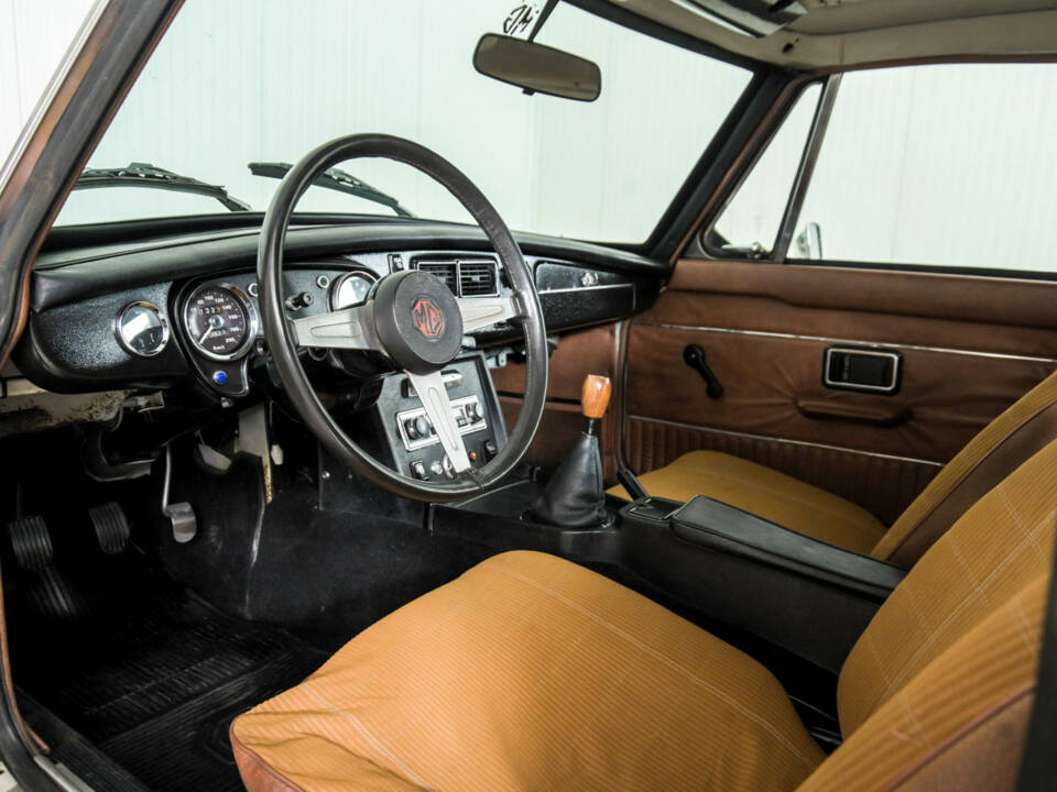 Image 11/50 of MG MGB GT V8 (1975)
