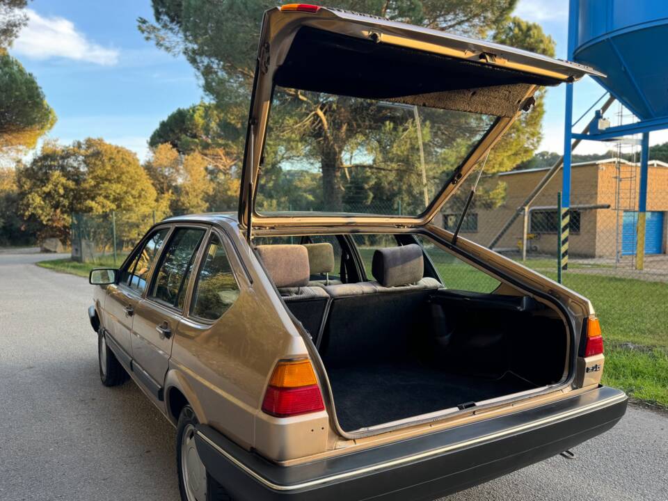 Image 17/57 of Volkswagen Passat 2.0 (1987)
