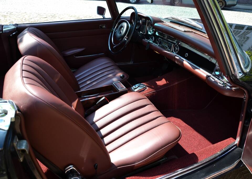 Image 21/26 of Mercedes-Benz 280 SL (1970)