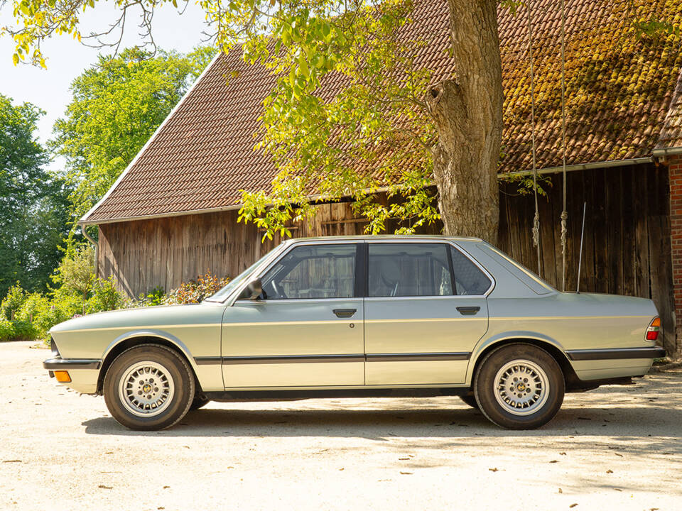 Image 7/63 of BMW 528i (1984)