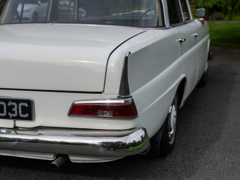 Image 16/35 of Mercedes-Benz 190 c (1965)