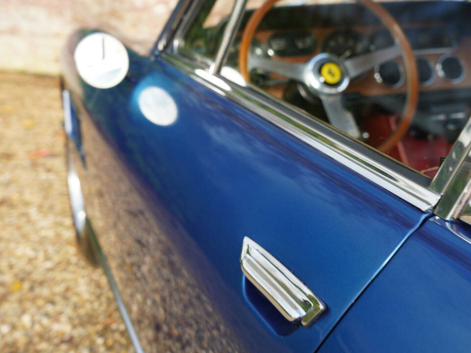 Image 24/50 of Ferrari 330 GT (1966)