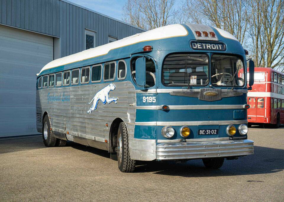 Image 3/8 of GMC PD-4151 "Silversides" (1948)