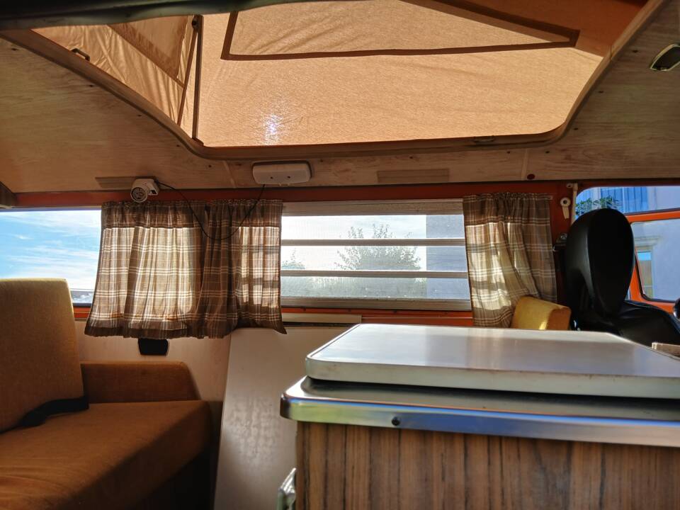 Image 27/34 of Volkswagen T2b Westfalia (1973)