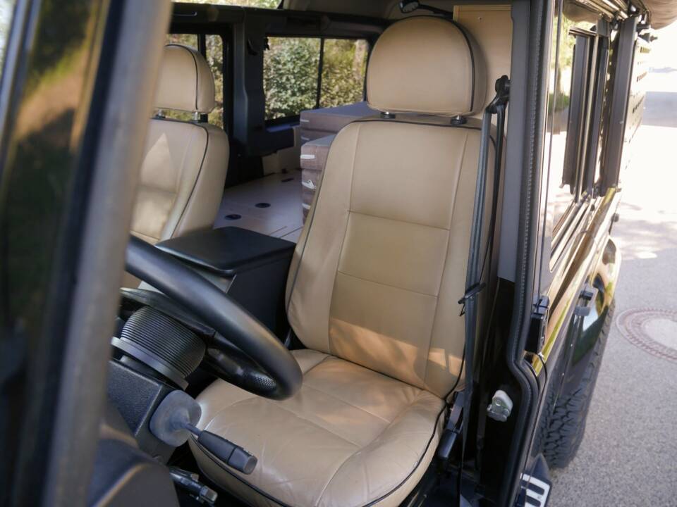 Image 21/50 of Land Rover Defender 110 (1900)