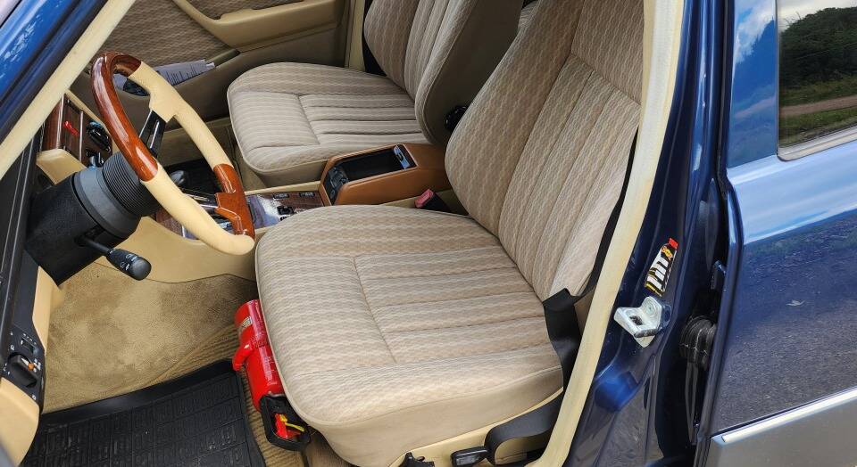 Image 4/5 of Mercedes-Benz 230 E (1989)