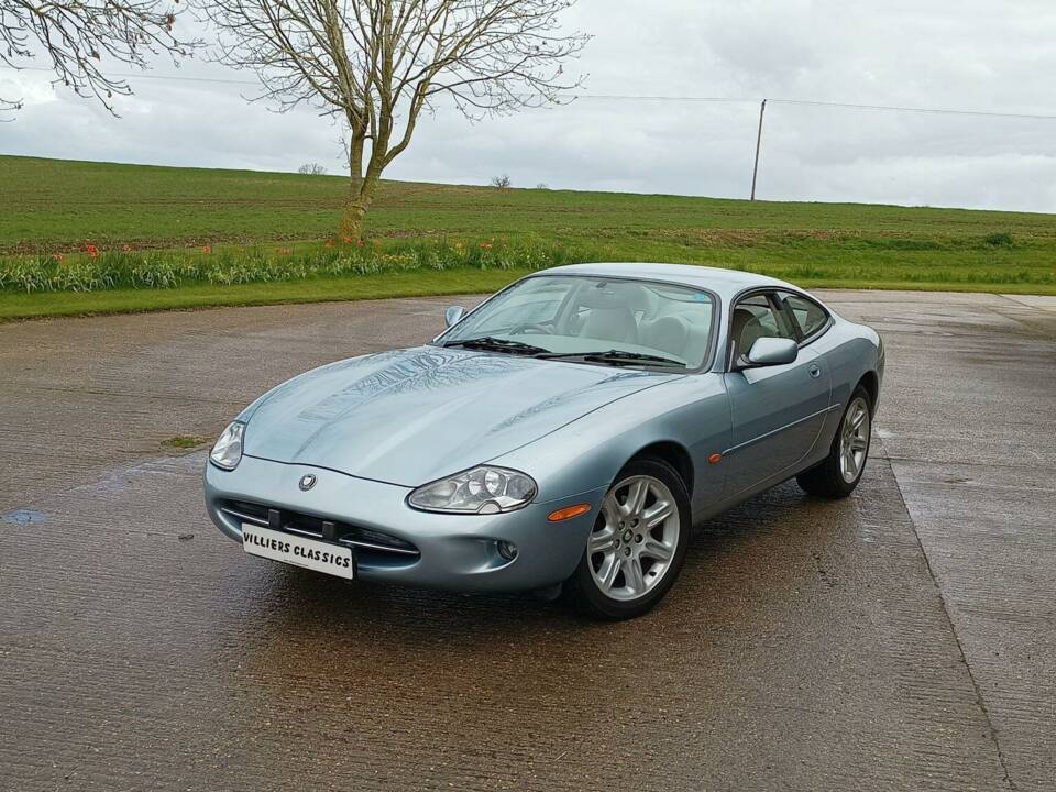 Immagine 2/21 di Jaguar XK8 4.0 (1996)