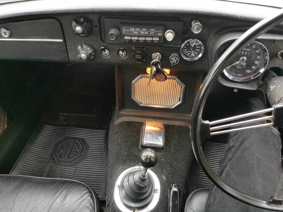 Image 13/58 of MG MGB (1968)