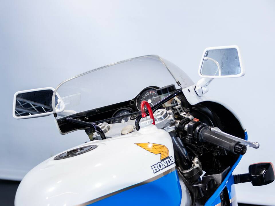 Bild 43/50 von Honda VFR 750R RC 30 (1988)