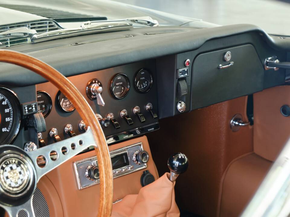 Image 45/50 de Jaguar E-Type (1970)
