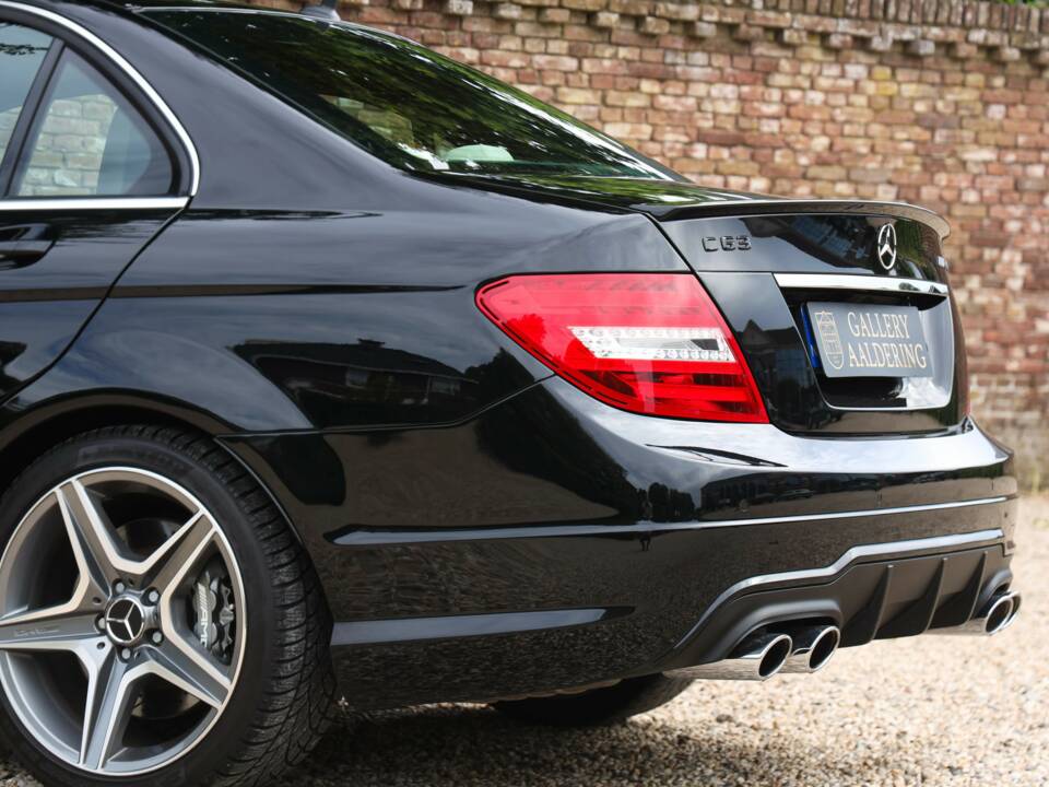 Image 38/50 of Mercedes-Benz C 63 AMG (2012)