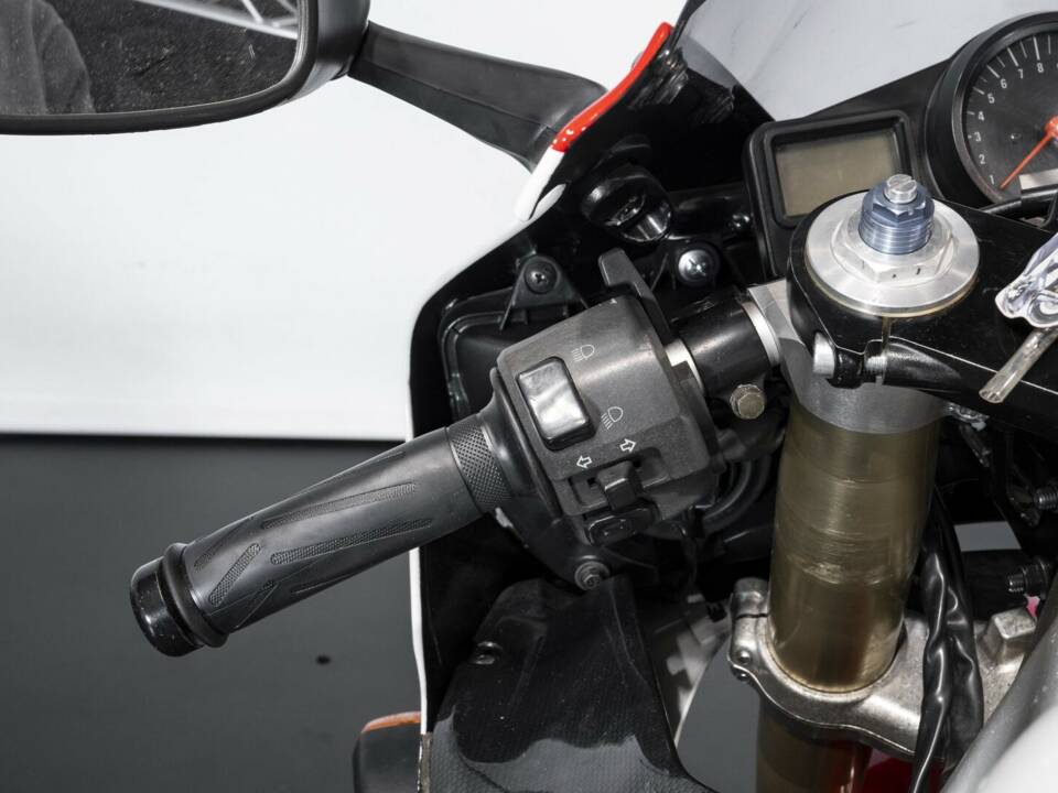 Image 33/44 of Yamaha YZF 1000 R1 (1998)