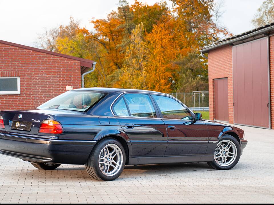 Image 6/55 of BMW 740i (1997)