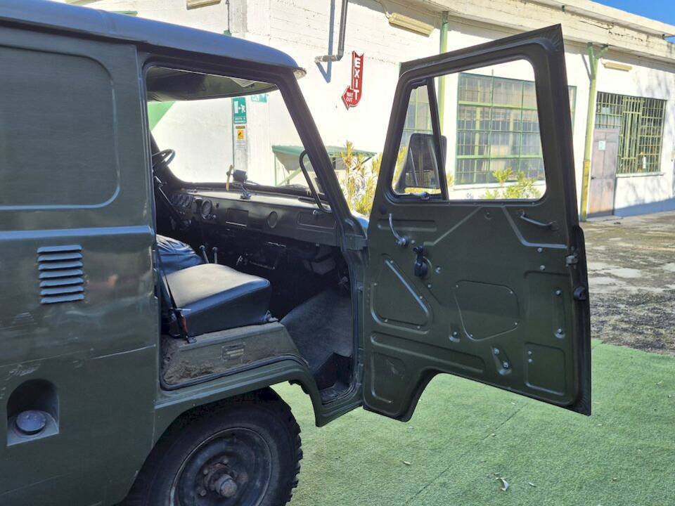 Image 26/51 of UAZ 3741 (1991)