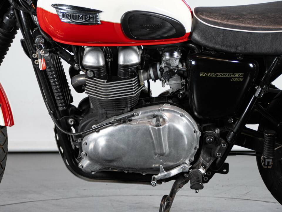 Image 24/50 of Triumph DUMMY (2014)