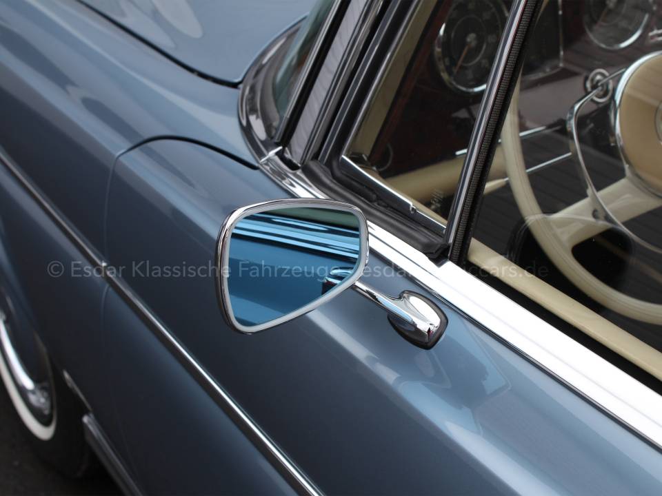 Image 37/40 de Mercedes-Benz 220 SE b (1964)