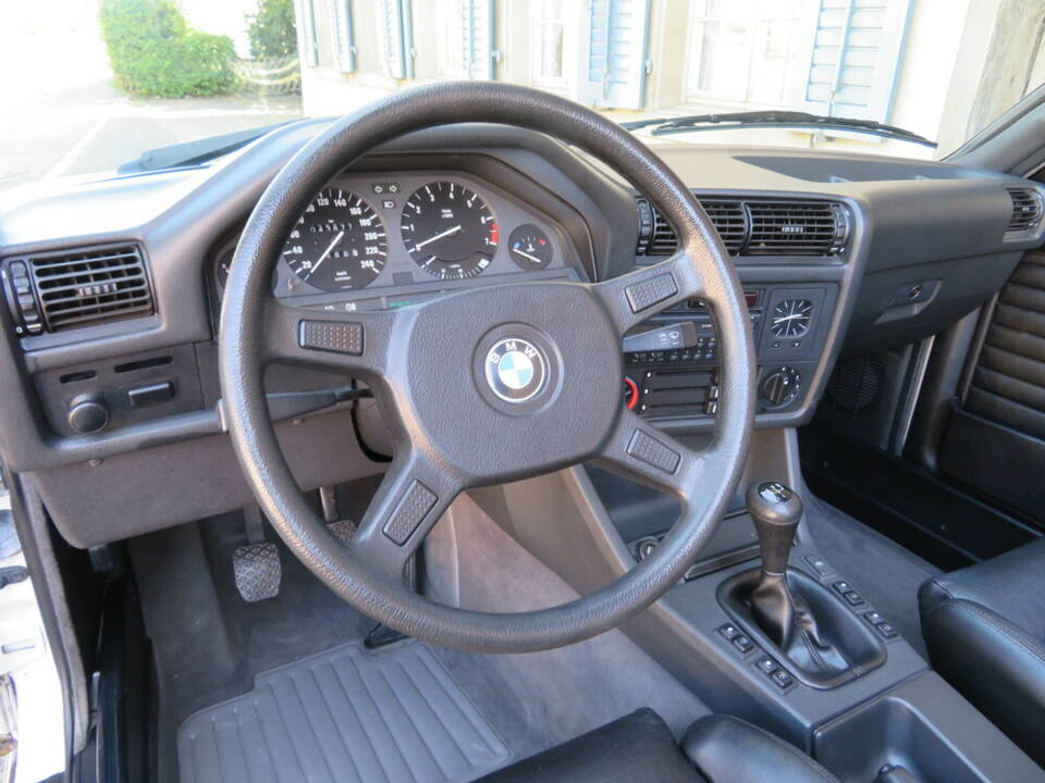 Image 12/22 of BMW 320i (1989)