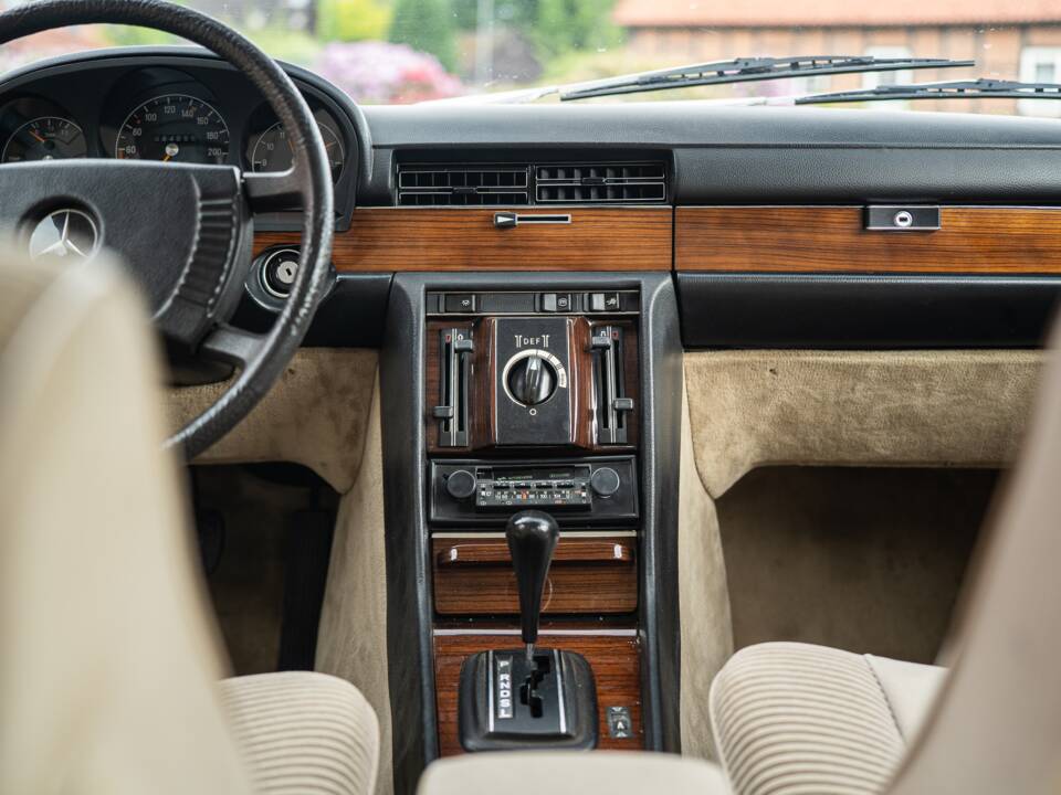 Image 30/81 of Mercedes-Benz 280 SE (1979)