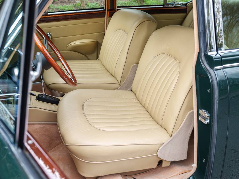 Image 21/31 of Jaguar 340 (1968)