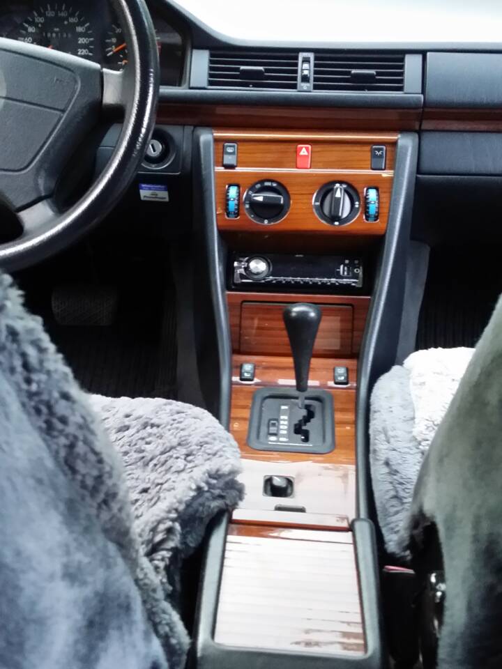 Mittelkonsole mit Automatik-Wählhebel und Holzdekor