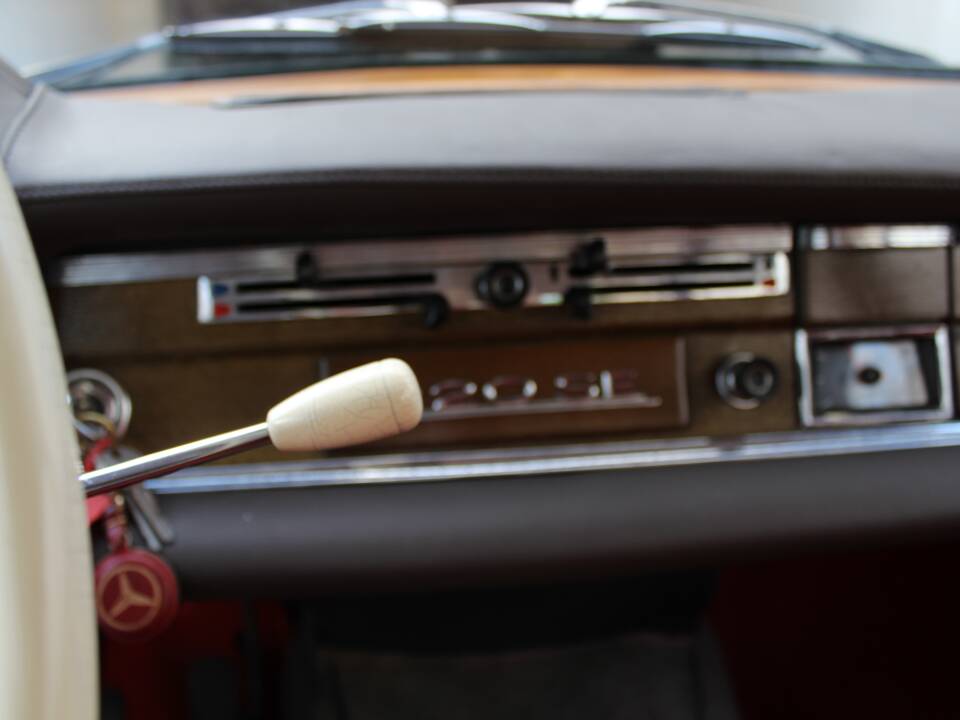 Image 9/18 of Mercedes-Benz 220 SE b (1961)