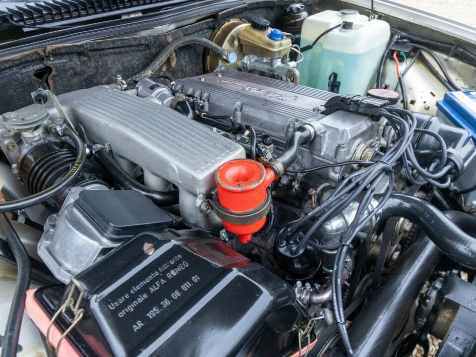 Image 22/50 of Alfa Romeo 75 2.0 Twin Spark (1988)