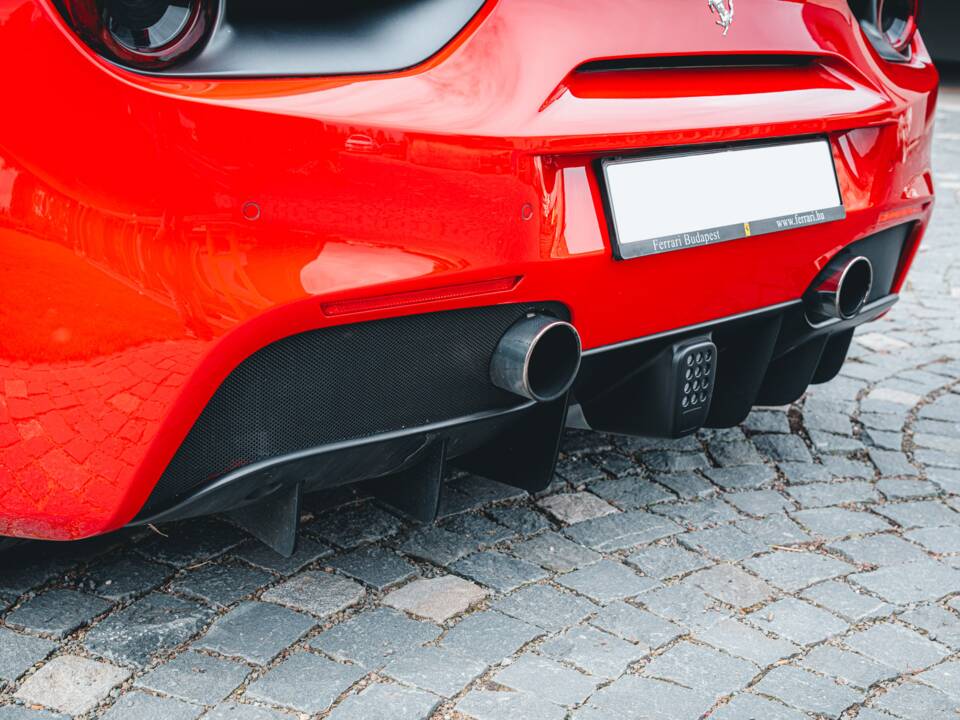 Image 11/56 of Ferrari 488 GTB (2020)