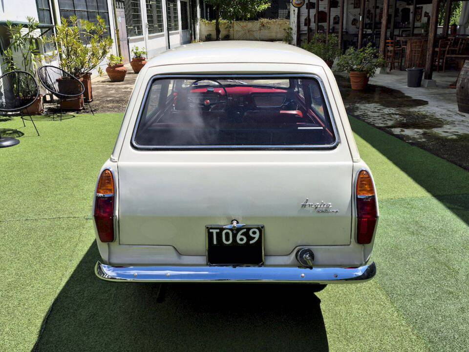 Image 22/63 of Ford Anglia (1965)