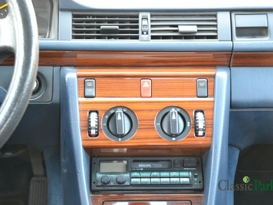 Image 30/39 of Mercedes-Benz 200 D (1993)