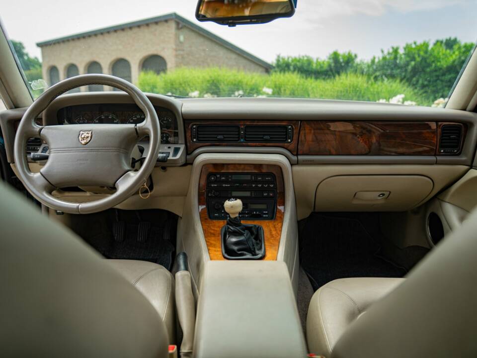 Afbeelding 32/50 van Jaguar XJ6 3.2 (1995)