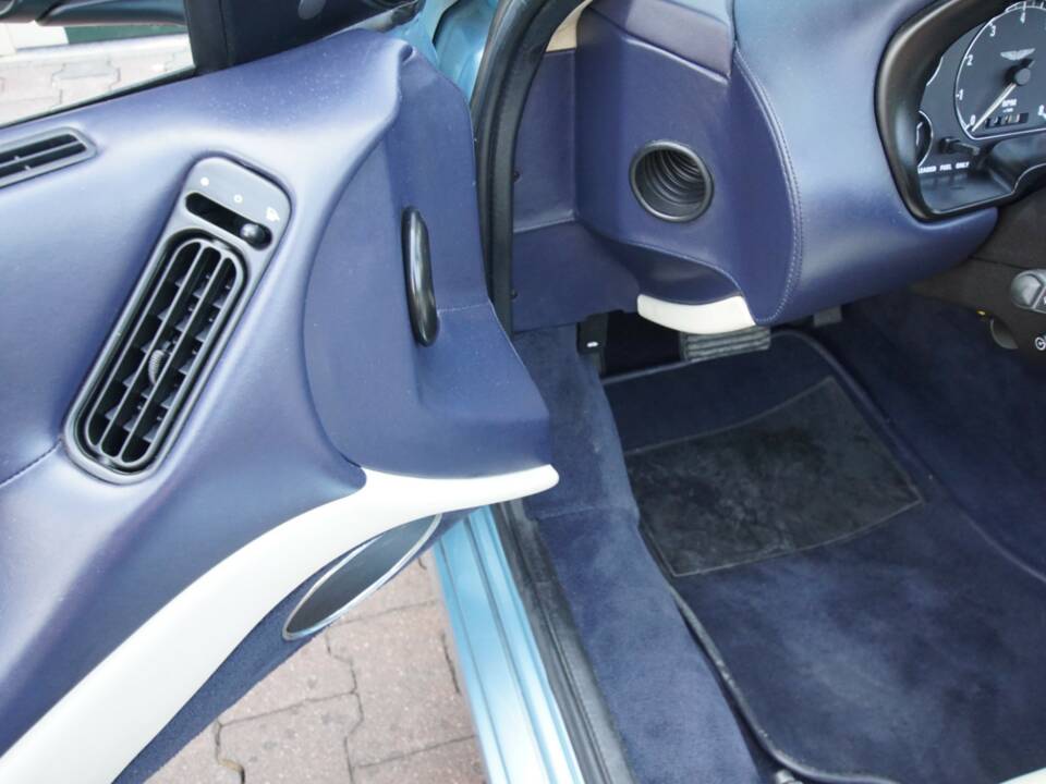 Image 14/50 of Aston Martin DB 7 Vantage Volante (2000)
